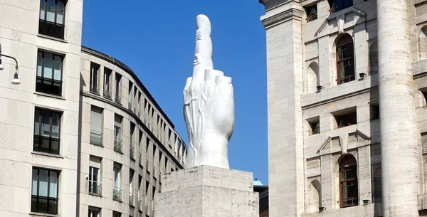 L.O.V.E. di Maurizio Cattelan