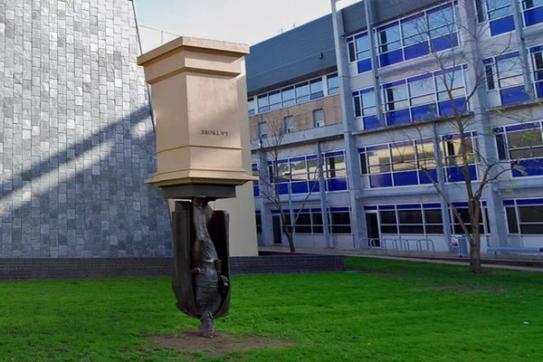 La statua capovolta di Charles La Trobe