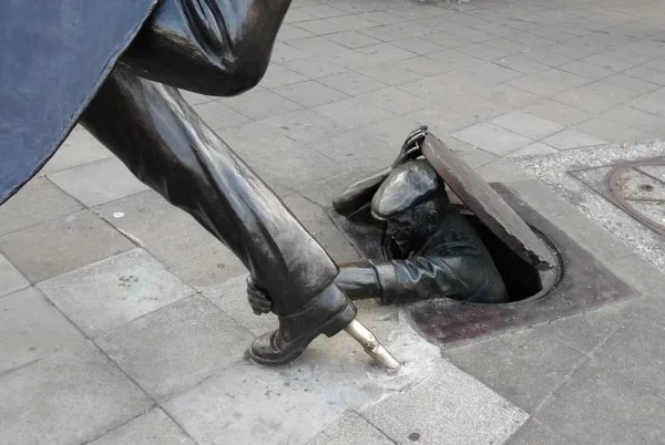 La divertente statua Vaartkapoen a Bruxelles con il ladro che fa inciampare il poliziotto